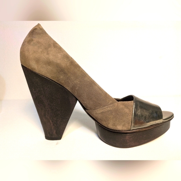 BCBGMAXAZRIA Taupe Suede Silver Leather Front Wedge High Heel Open Toe Sz 9 EUC - Picture 1 of 9